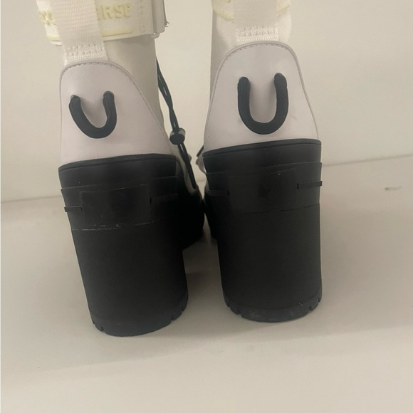 Converse Chuck Taylor 
•All Star Gr82
•Heeled Boot in White & Black
•Size - Picture 5 of 10